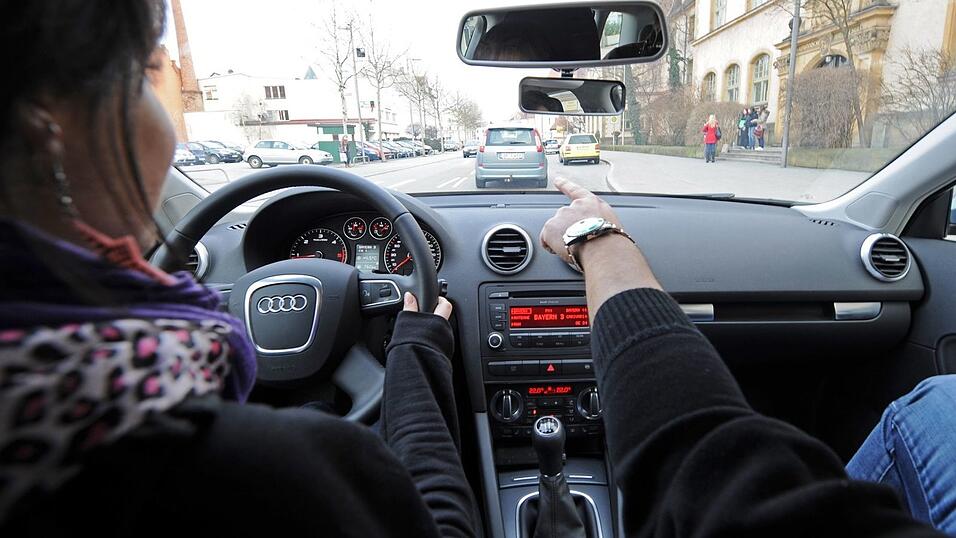 Die CSU würde den Führerschein ab 17 gerne ausweiten. Auch 16-Jährige sollen dann schon in Begleitung ein Auto fahren dürfen. (Symbolbild) Die CSU würde den Führerschein ab 17 gerne ausweiten. Auch 16-Jährige sollen dann schon in Begleitung ein Auto fahren dürfen. (Symbolbild)