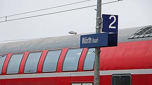 In Wörth halten ab Freitag weniger Züge, der Donau-Isar-Express fährt nur noch alle zwei Stunden zwischen Landshut und Plattling. In Wörth halten ab Freitag weniger Züge, der Donau-Isar-Express fährt nur noch alle zwei Stunden zwischen Landshut und Plattling.