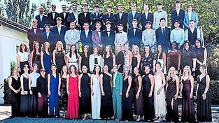 Sie haben beste Aussichten f&uuml;r die Zukunft: die 63 Absolventen des Abitur-Jahrgangs 2026 am Landauer Gymnasium an ihrem letzten Schultag.