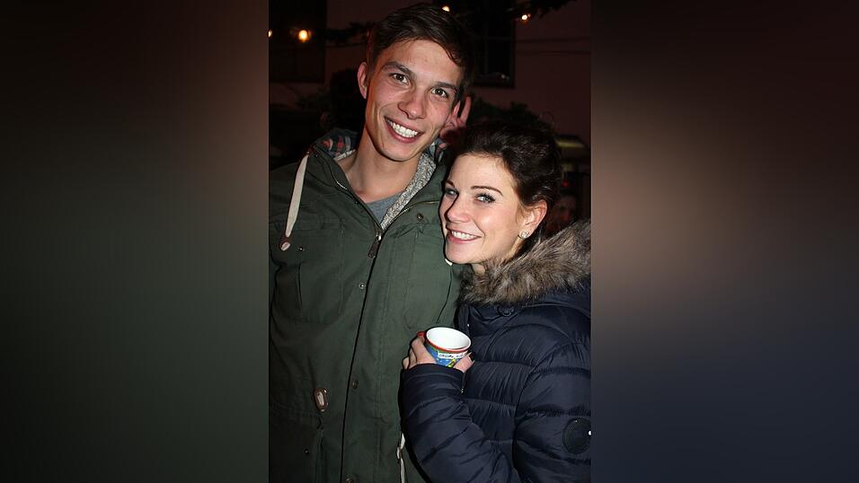 Seit einigen Jahren gehört auch die Weihnachtspyramide am Bischof-Sailer-Platz zur festen Institution zur Weihnachtszeit in Landshut, und ist vor allem bei der jüngeren Generation sehr beliebt. Seit einigen Jahren gehört auch die Weihnachtspyramide am Bischof-Sailer-Platz zur festen Institution zur Weihnachtszeit in Landshut, und ist vor allem bei der jüngeren Generation sehr beliebt.