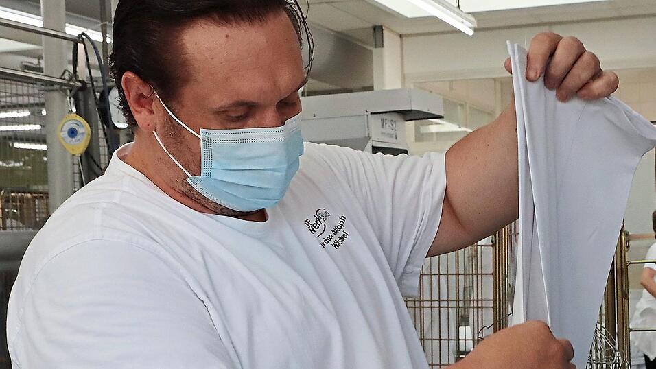 Christoph Ordon am Hosentopper: Hier in der W&auml;scherei der Straubinger St. Josef Werkst&auml;tten werden Hosen in einer Maschine mit Dampf gegl&auml;ttet und die Bundfalten in Form gebracht.