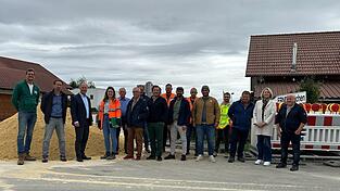Bürgermeister, Bauverwaltung und Bauausschuss informierten sich vor Ort bei Bauleitung und Planern über den aktuellen Baufortschritt an der Arbinger Großbaustelle.