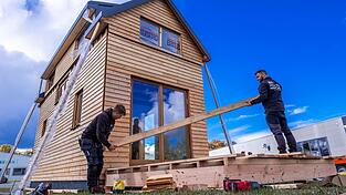 Wer f&uuml;r den Hausbau auf Holz setzen will, muss k&uuml;nftig in Bayern wieder tiefer in die Tasche greifen - denn die staatliche F&ouml;rderung endet in diesem Jahr. (Symbolbild)