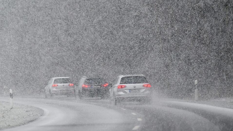 Nach einer kurzen Atempause am Montag meldete sich am Dienstag der Schnee zurück (Symbolbild). Nach einer kurzen Atempause am Montag meldete sich am Dienstag der Schnee zurück (Symbolbild).