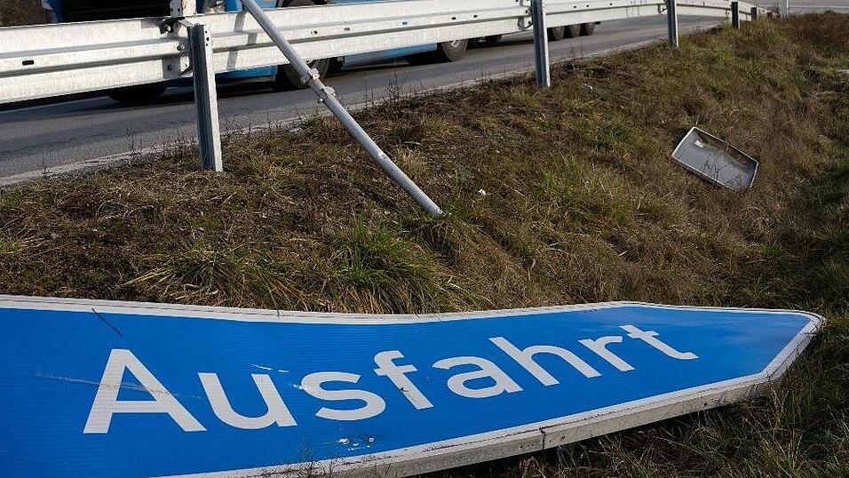 Vermutlich aus Unachtsamkeit kam der Fahrer von der Fahrbahn ab.