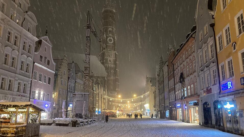 Schnee lag bereits im vergangenen Jahr zur Adventszeit reichlich in der Altstadt. In diesem Jahr sollen hier zwölf Kunst- und Schauhandwerksstände eine weihnachtliche Kulisse bieten. Schnee lag bereits im vergangenen Jahr zur Adventszeit reichlich in der Altstadt. In diesem Jahr sollen hier zwölf Kunst- und Schauhandwerksstände eine weihnachtliche Kulisse bieten.
