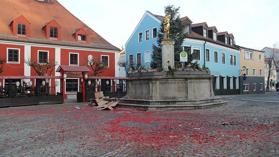 Massenweise Schachteln neben dem Brunnen und ein von B&ouml;llerabfall rot eingef&auml;rbter Sebastianiplatz. So sah es heuer an Neujahr aus.