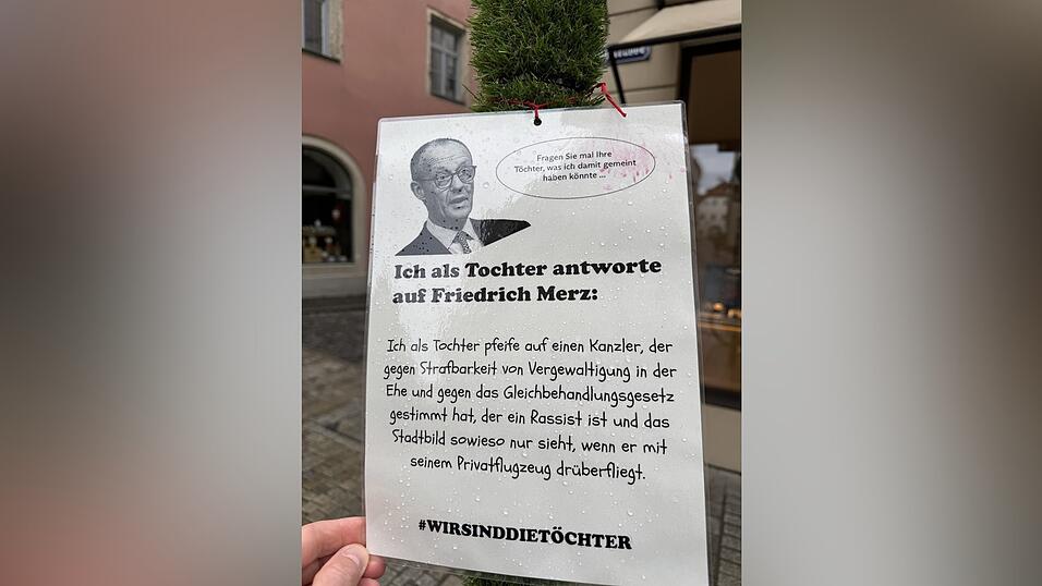 An einigen Stellen in Regensburg aufgeploppt sind Plakate gegen den Bundeskanzler, die Die Linke aufgehängt hat. An einigen Stellen in Regensburg aufgeploppt sind Plakate gegen den Bundeskanzler, die Die Linke aufgehängt hat.
