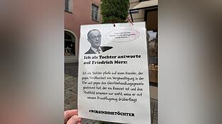 An einigen Stellen in Regensburg aufgeploppt sind Plakate gegen den Bundeskanzler, die Die Linke aufgehängt hat.