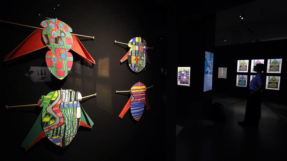 Der K&uuml;nstler schuf auch Zikadendrachen aus japanischen Farbholzschnitten.