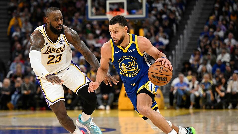 LeBron James (l) und Stephen Curry sind zwei Superstars der NBA. (Archivbild)