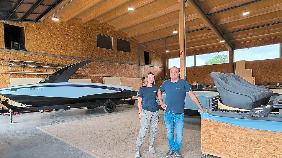 Hans-Jürgen Kaiser steht mit seiner Tochter in der Werft, wo neue Bootsideen entstehen.