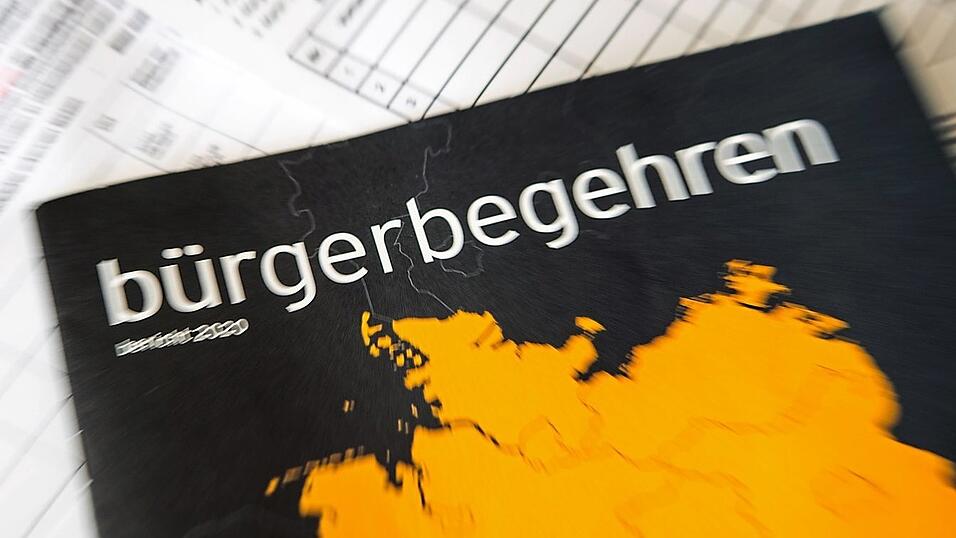 Ein Magazin mit der Aufschrift „Bürgerbegehren“ liegt auf einem Schreibtisch.
