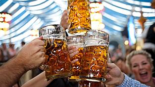 Erst noch ein Bier, dann die Anzeige. Zwei Schulfreunde trafen sich nun vor Gericht wieder. Erst noch ein Bier, dann die Anzeige. Zwei Schulfreunde trafen sich nun vor Gericht wieder.
