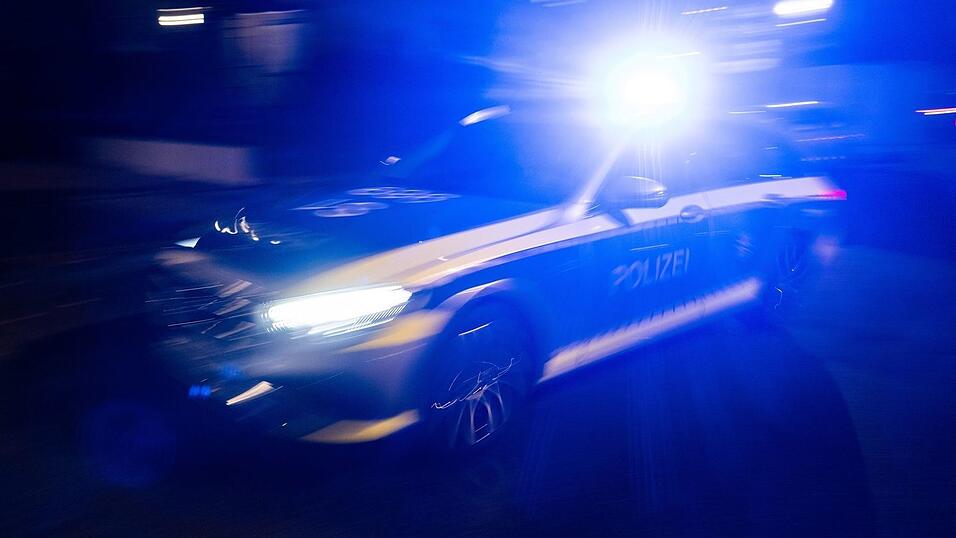 Mit einem Streifenwagen hat die Polizei dem Motorradfahrer den Weg versperrt. (Symbolbild)