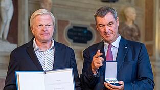 Oliver Kahn bekommt den Bayerischen Verdienstorden. Oliver Kahn bekommt den Bayerischen Verdienstorden.