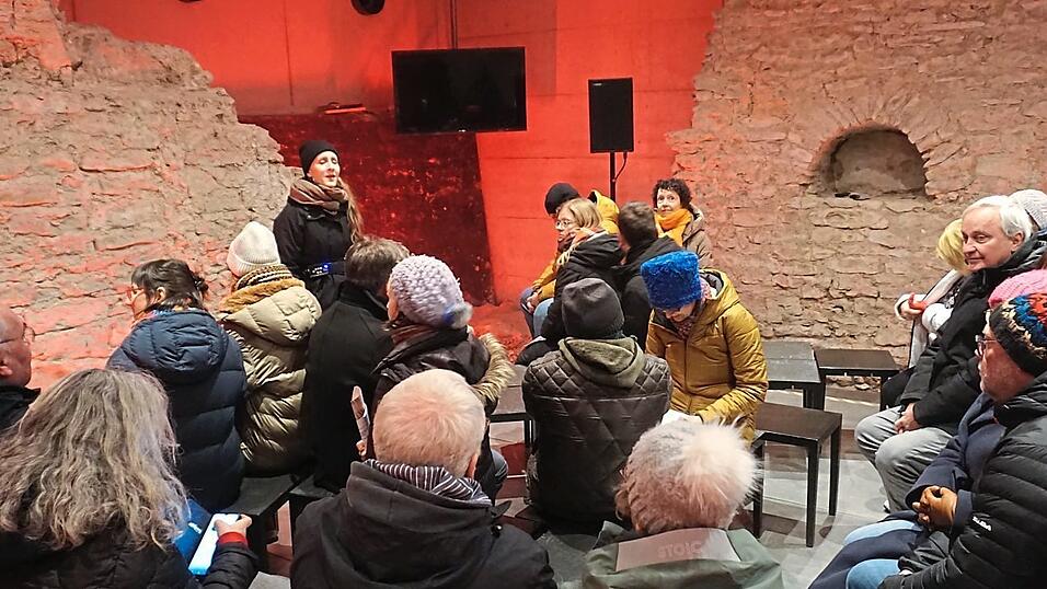 Im document Neupfarrplatz warteten die S&auml;ngerinnen der Trondheim Voices auf die rund 35 Konzertg&auml;ste.