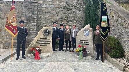 Die neue Gedenkst&auml;tte, flankiert von den Vereinsfahnen. Vor allem das Engagement von Hauptorganisator Ludwig Fleischmann (2.v.l.) wurde von Feuerwehrvorstand Franz Wenzl (v.l.), Sch&uuml;tzenmeister Hermann Fleischmann und B&uuml;rgermeister Andreas Eckl hervorgehoben.