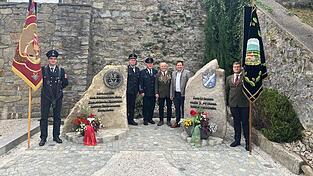 Die neue Gedenkstätte, flankiert von den Vereinsfahnen. Vor allem das Engagement von Hauptorganisator Ludwig Fleischmann (2.v.l.) wurde von Feuerwehrvorstand Franz Wenzl (v.l.), Schützenmeister Hermann Fleischmann und Bürgermeister Andreas Eckl hervorgehoben. Die neue Gedenkstätte, flankiert von den Vereinsfahnen. Vor allem das Engagement von Hauptorganisator Ludwig Fleischmann (2.v.l.) wurde von Feuerwehrvorstand Franz Wenzl (v.l.), Schützenmeister Hermann Fleischmann und Bürgermeister Andreas Eckl hervorgehoben.