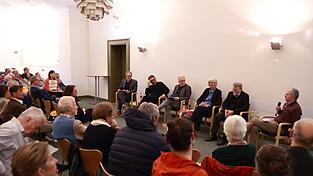 Voller Saal: Die Besucher lauschten kritisch dem Podium. Voller Saal: Die Besucher lauschten kritisch dem Podium.