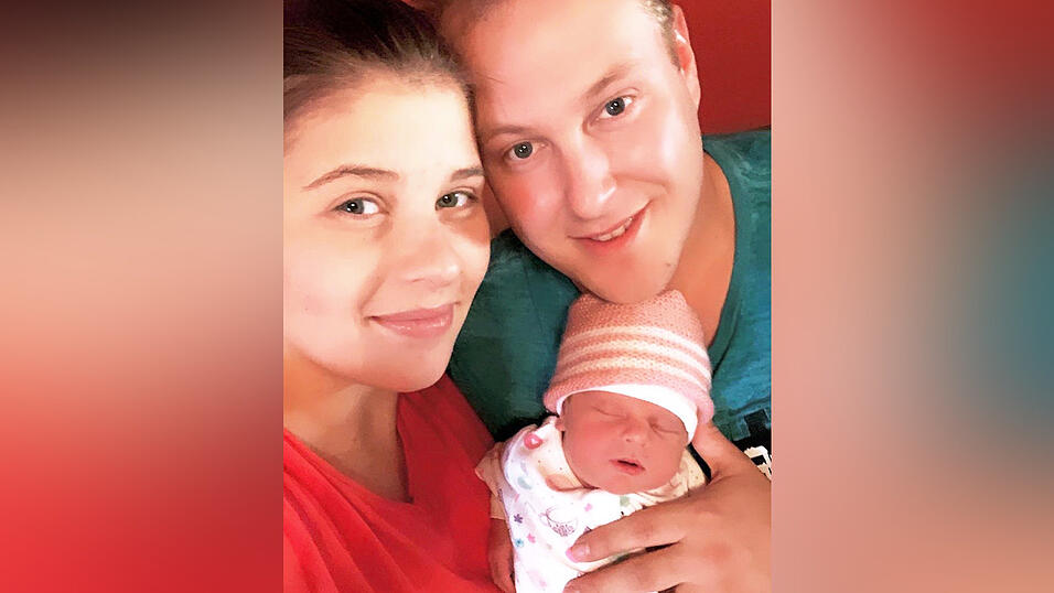 Nicole und Christian M&uuml;ller genie&szlig;en die Kuschelzeit mit ihrer Tochter Selina: 'Da macht es auch nichts aus, dass man momentan nirgends hingehen darf.' Der Papa durfte bei der Geburt - mit Mundschutz - die ganze Zeit im Krei&szlig;saal dabei sein.&nbsp;