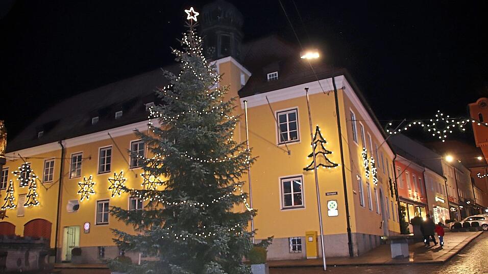 Beinahe hätte der Christbaum am Rathaus - hier ein Bild von 2021 - dieses Jahr auf sein Lichtergewand verzichten müssen. Auf Wunsch einiger Kulturausschussmitglieder ist dieses Schicksal verhindert worden. Beinahe hätte der Christbaum am Rathaus - hier ein Bild von 2021 - dieses Jahr auf sein Lichtergewand verzichten müssen. Auf Wunsch einiger Kulturausschussmitglieder ist dieses Schicksal verhindert worden.