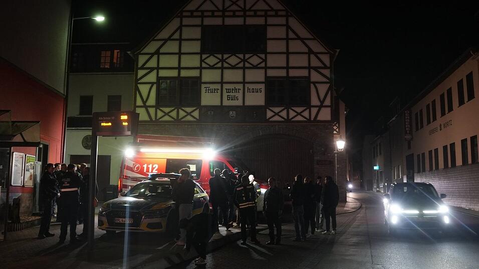 Einsatzkr&auml;fte veranstalten nach dem Meteoriteneinschlag eine improvisierte Pressekonferenz am Feuerwehrhaus in Koblenz-G&uuml;ls.