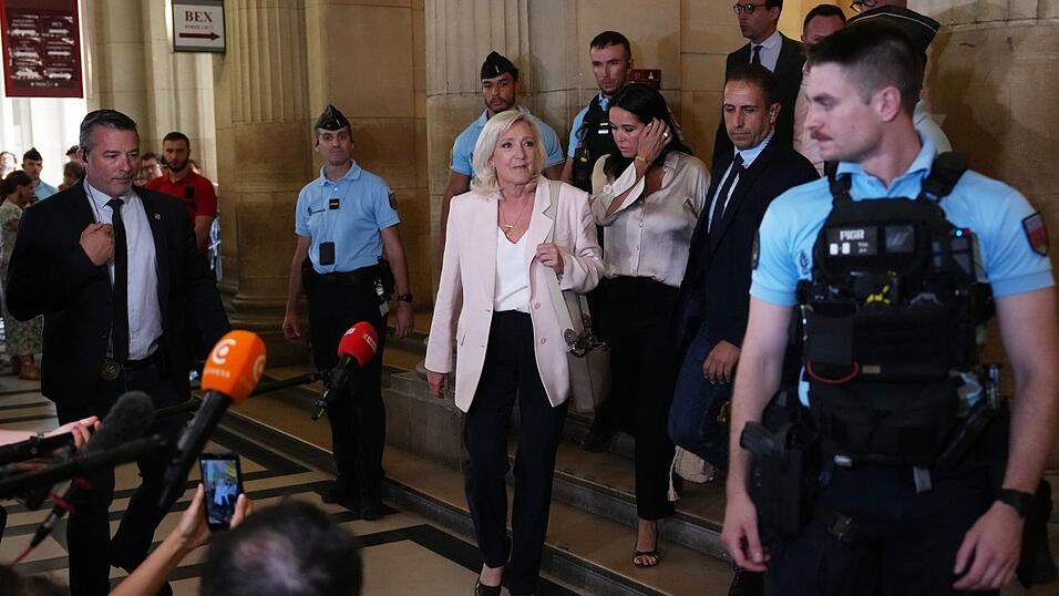 Wenige Stunden vor ihrer Ankündigung hatte ein Berufungsgericht Le Pen schuldig gesprochen. Wenige Stunden vor ihrer Ankündigung hatte ein Berufungsgericht Le Pen schuldig gesprochen.