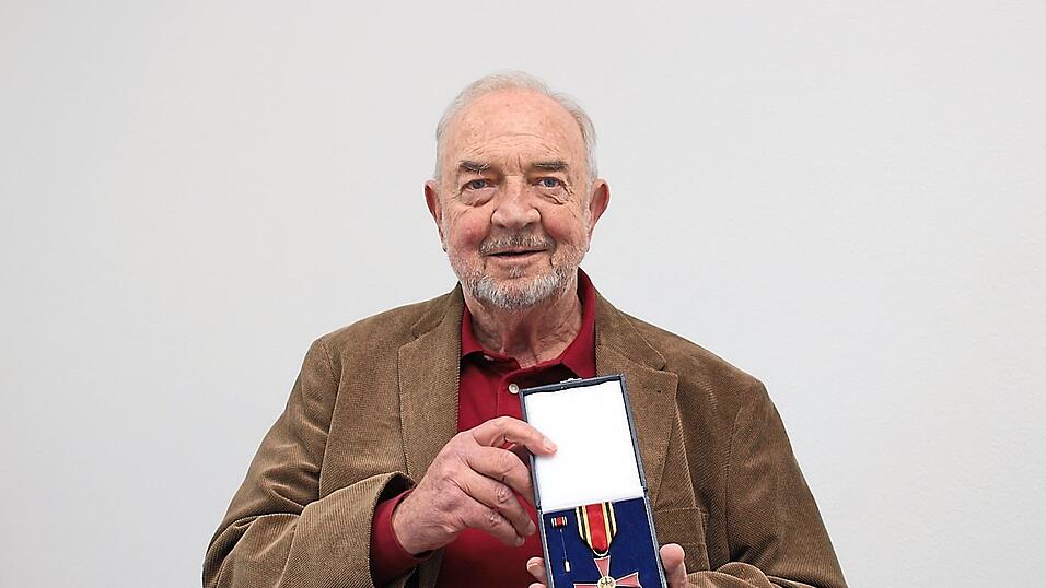 Der neue Träger des Bundesverdienstkreuzes am Bande Michael Rieger. Der neue Träger des Bundesverdienstkreuzes am Bande Michael Rieger.