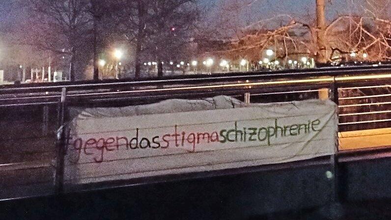 Die Aufschrift '#gegendasstigmaschizophrenie' war auf dem Banner zu lesen.