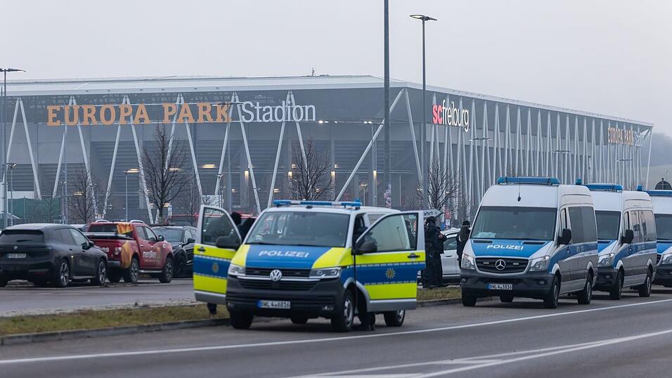 Zahlreiche Polizisten waren rund um die Partie in Freiburg im Einsatz.
