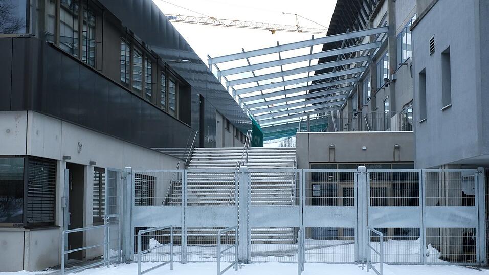 Das St&uuml;tzger&uuml;st f&uuml;r das Dach zwischen Anbau und Eisstadion entsteht gerade.