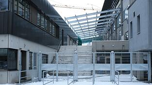 Das St&uuml;tzger&uuml;st f&uuml;r das Dach zwischen Anbau und Eisstadion entsteht gerade.