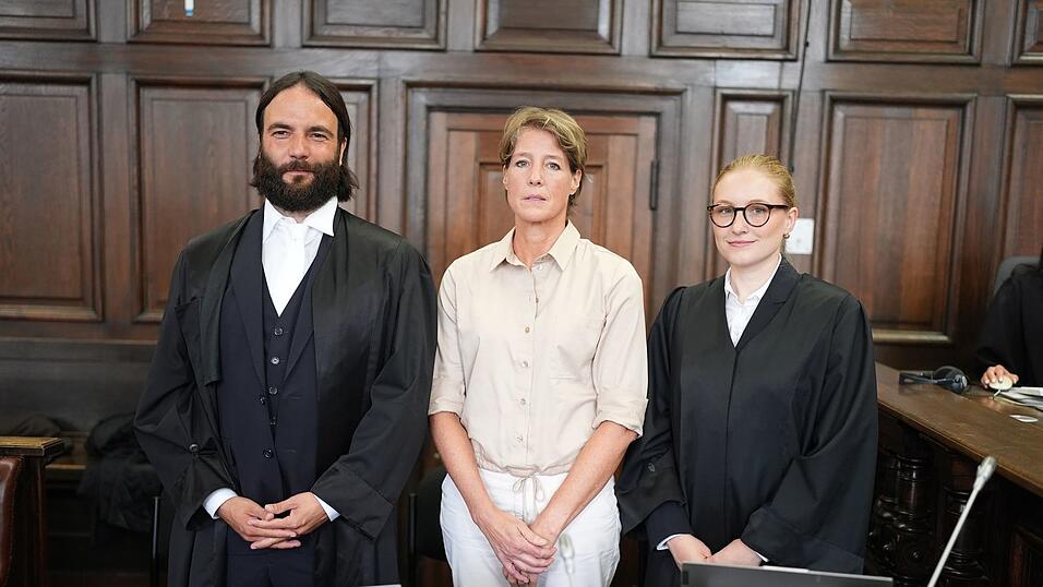 Christina Block mit ihren beiden Verteidigern. Christina Block mit ihren beiden Verteidigern.