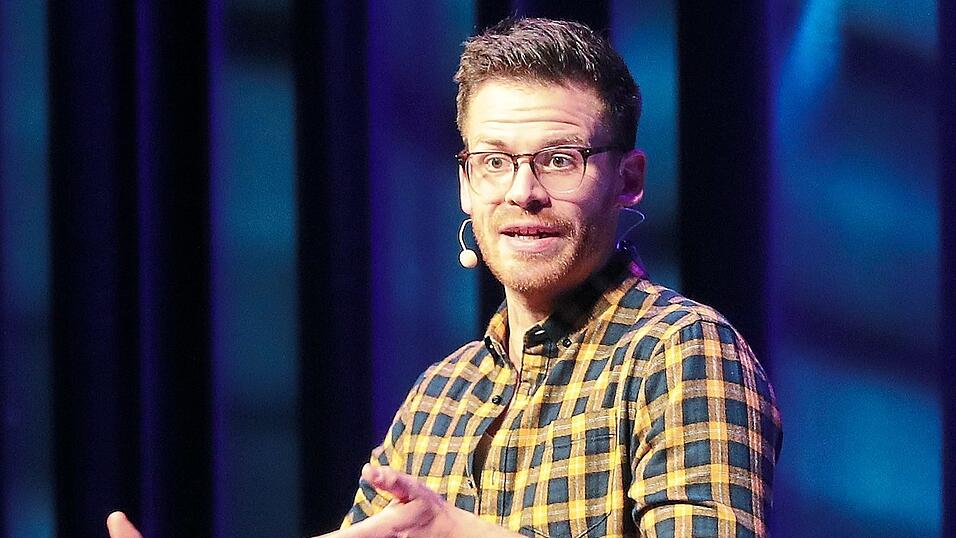 Der Kabarettist Martin Frank spielte mit seinem neuen Programm 'Einer für alle - Alle für keinen' am Freitagabend in der ausverkauften Sparkassen-Arena. Der Kabarettist Martin Frank spielte mit seinem neuen Programm 'Einer für alle - Alle für keinen' am Freitagabend in der ausverkauften Sparkassen-Arena.