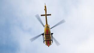 Mit einem Hubschrauber wurde der Mann in ein Krankenhaus gebracht. (Symbolbild)