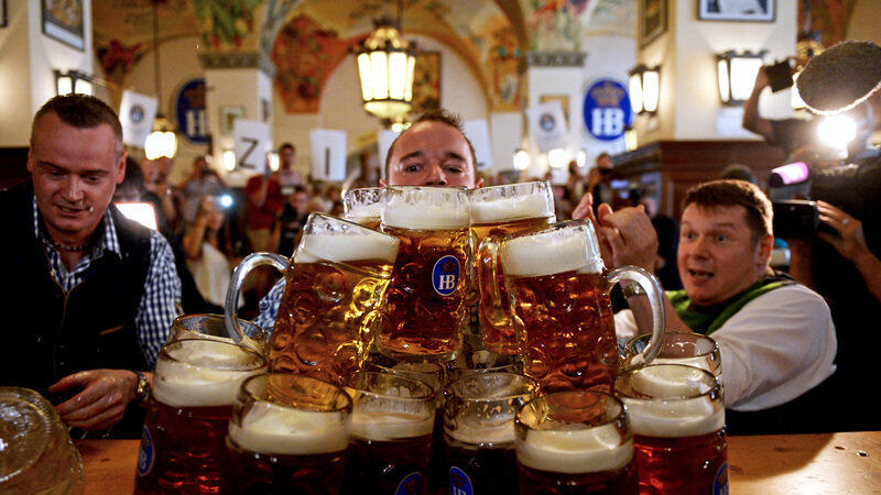 Mathias Völkl aus Deggendorf bei seinem Weltrekordversuch im Maßkrugstemmen im Münchner Hofbräuhaus. Ein Notar vor Ort befand den Versuch für gültig. Der designierte Weltrekordhalter Oliver Strümpfel ist da anderer Meinung. Mathias Völkl aus Deggendorf bei seinem Weltrekordversuch im Maßkrugstemmen im Münchner Hofbräuhaus. Ein Notar vor Ort befand den Versuch für gültig. Der designierte Weltrekordhalter Oliver Strümpfel ist da anderer Meinung.