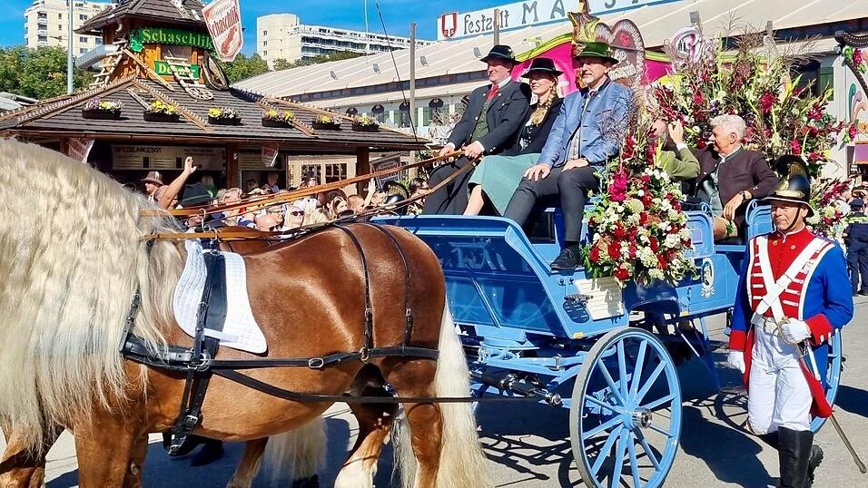 Mit den vier prächtigen Pferden von Michael Seidl und Matthias Brandl chauffierte der Lamer in seiner Kutsche Oberbürgerneister Reiter und dessen Gattin. Mit den vier prächtigen Pferden von Michael Seidl und Matthias Brandl chauffierte der Lamer in seiner Kutsche Oberbürgerneister Reiter und dessen Gattin.