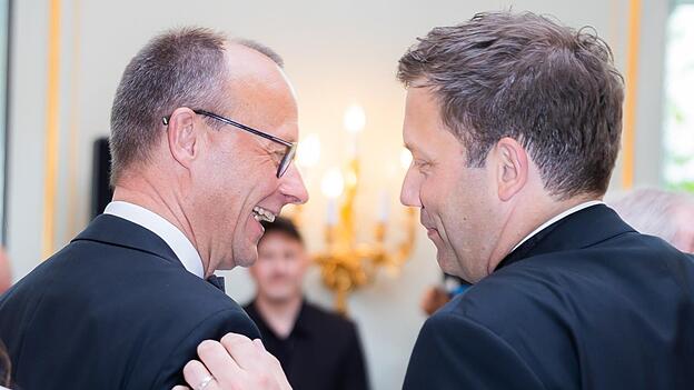 Die Vorsitzenden von CDU und SPD, Friedrich Merz (l.) und Lars Klingbeil, dürften bald über eine gemeinsame Regierung verhandeln. (Archiv) Die Vorsitzenden von CDU und SPD, Friedrich Merz (l.) und Lars Klingbeil, dürften bald über eine gemeinsame Regierung verhandeln. (Archiv)