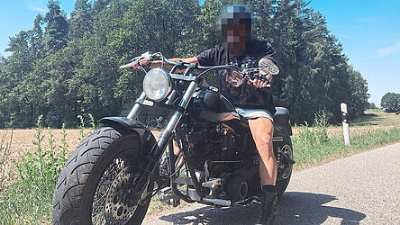 Tritt nicht mit seiner wahren Identit&auml;t an die &Ouml;ffentlichkeit: Buchautor Duff Kong auf seinem Motorrad. Entstanden ist dieses Bild im Jahr 2019.