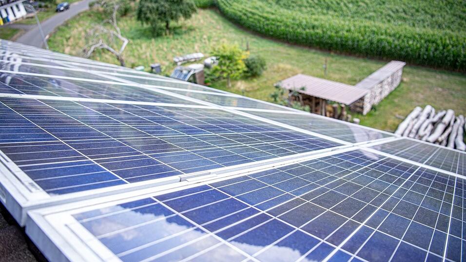 Für die Installation von Photovoltaikanlagen auf Privathäusern stehen verschiedene Förderungen von Bund und Ländern zur Verfügung.