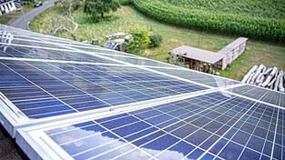 Für die Installation von Photovoltaikanlagen auf Privathäusern stehen verschiedene Förderungen von Bund und Ländern zur Verfügung.