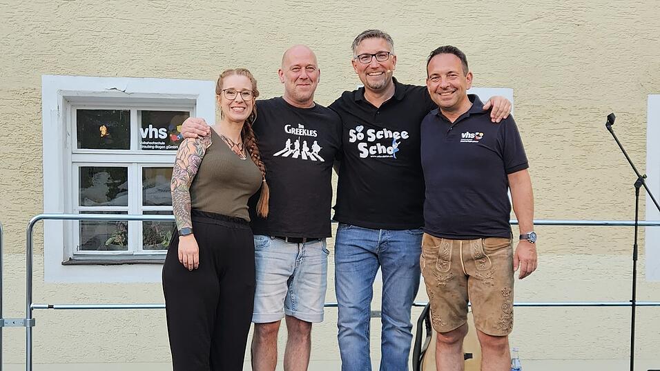 Die K&uuml;nstler des Abends - Sara Brandhuber, Michi Dietmayr und Stefan Otto (v. l.) - mit VHS-Gesch&auml;ftsf&uuml;hrer Robert Dollmann