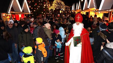 Viele Kinder und Eltern hatten sich zum Einzug des Nikolaus eingefunden.