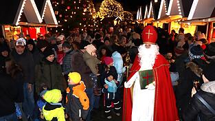 Viele Kinder und Eltern hatten sich zum Einzug des Nikolaus eingefunden. Viele Kinder und Eltern hatten sich zum Einzug des Nikolaus eingefunden.