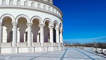 Die pomp&ouml;se Nationalkathedrale, auch bekannt unter dem Namen &bdquo;Kathedrale der Erl&ouml;sung des Volkes&ldquo;, ist die gr&ouml;&szlig;te orthodoxe Kirche der Welt.