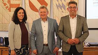 Eichendorfs neue B&uuml;rgermeister: Josef Beham (Mitte) erh&auml;lt in den kommenden sechs Jahren Verst&auml;rkung von Eva-Maria Kiermaier als zweite B&uuml;rgermeisterin, in der Wahl zum dritten B&uuml;rgermeister setzte sich Werner Straubinger knapp durch.