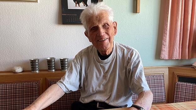 Walter Schmidt an seinem Lieblingsplatz: der Sitzecke in seiner Wohnung neben dem großen Fenster. Walter Schmidt an seinem Lieblingsplatz: der Sitzecke in seiner Wohnung neben dem großen Fenster.