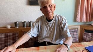 Walter Schmidt an seinem Lieblingsplatz: der Sitzecke in seiner Wohnung neben dem großen Fenster. Walter Schmidt an seinem Lieblingsplatz: der Sitzecke in seiner Wohnung neben dem großen Fenster.