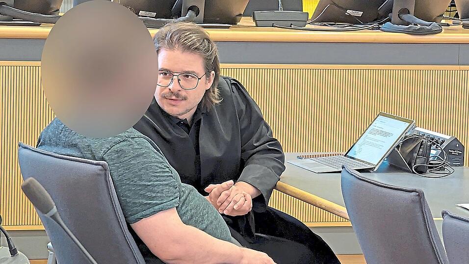 Anwalt Marius Hoser verspricht seinem Mandanten vor Beginn der Verhandlung am Regensburger Landgericht, sich f&uuml;r dessen Freilassung einzusetzen.